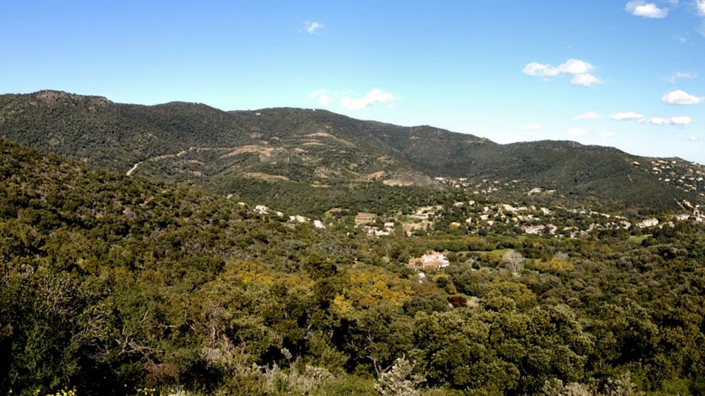 Vue panoramique des collines de Cavalière