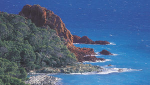 À l’est de la baie d’Agay et jusqu’à Miramar : une corniche naturelle sur la mer