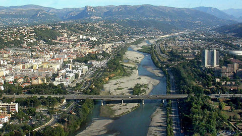 La plaine du Var : ancienne frontière, couloir de développement et petite Camargue