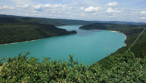 Un lac-barrage partie intégrante du paysage et du tourisme local