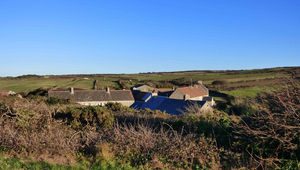 Au sud du Nez de Jobourg : une côte entre landes et industrie nucléaire