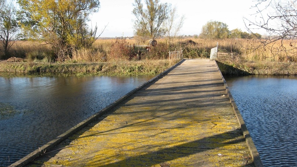Passerelle permettant la traversée du canal d'irrigation vers la phragmitaie