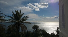 La vue sur les îles du Levant depuis la pointe de la Nasque et la villa Foncin, 2016.