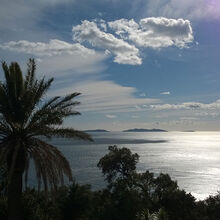 La vue sur les îles du Levant depuis la pointe de la Nasque et la villa Foncin, 2016.