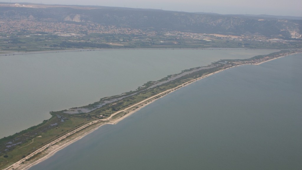 Vue aérienne de l'étang de Bolmon, du cordon sableux du Jaï et de l'Etang de Berre