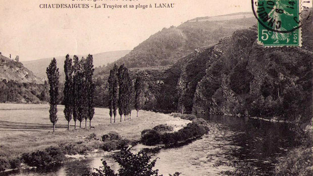 Chaudes-Aigues, la Truyère et sa plage à Lanau, carte postale ancienne