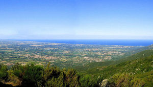 À l’arrière du littoral, la plaine basse, humide et agricole du Roussillon