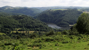 Un lac « de gorge » entre deux plateaux et cultivés