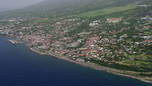 L’extrémité sud de la côte-sous-le-vent, petites communes typiques à l’ombre de la Soufrière et la capitale administrative de Basse-Terre. 