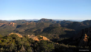 Des paysages intérieurs de montagne et de grands panoramas sur la mer et vers la terre