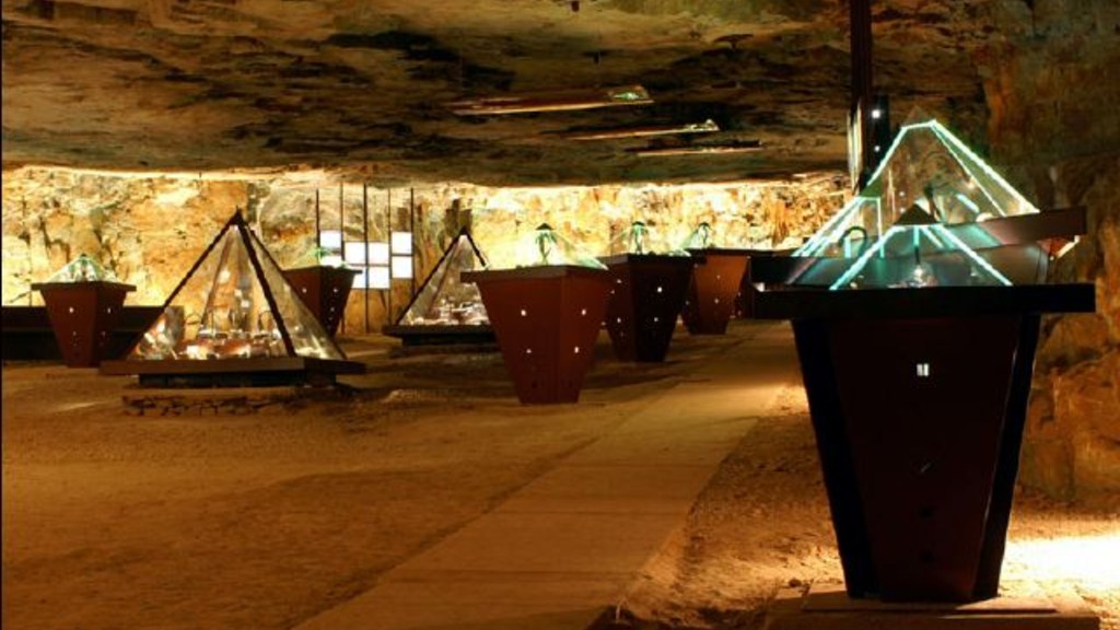Salle des minéraux à l'intérieur du musée