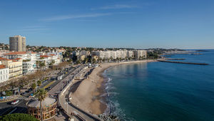 De Saint-Raphaël à Agay : une côte urbanisée appuyée au massif classé