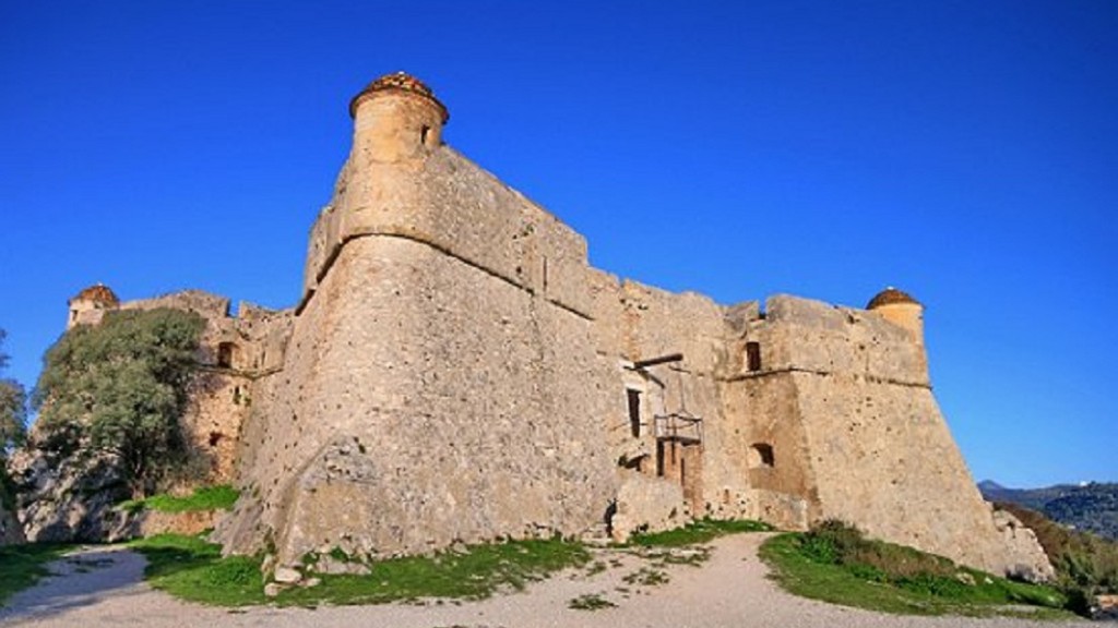 Façade Est et pont-levis du Fort du Mont Alban