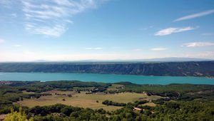 En rive droite du lac, le plateau cultivé de Valensole