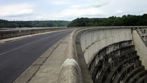 En aval, le barrage et les Orgues