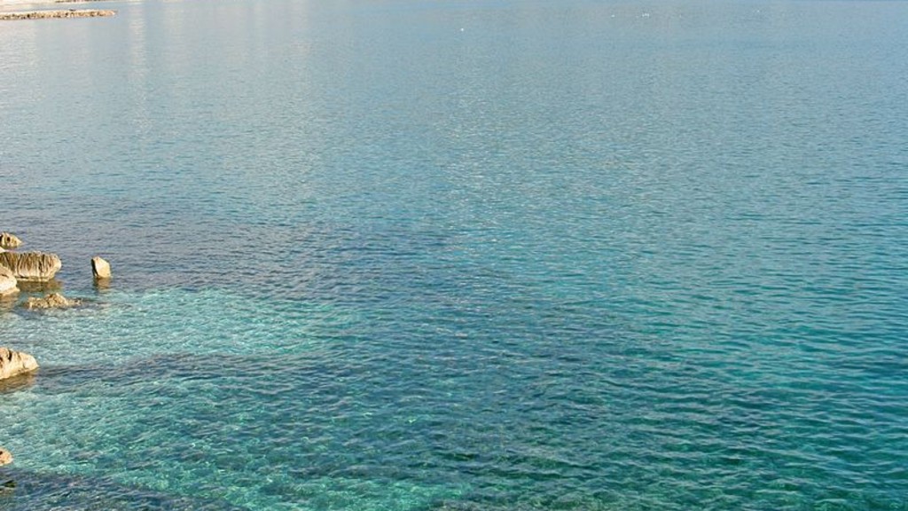 Magnifique baie de Carnoulès avec Alpes plongeant dans la Méditerranée