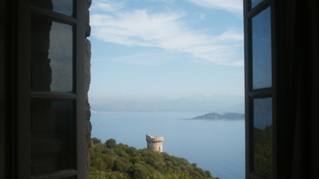 Fenêtre de la maison avec vue sur la tour. 