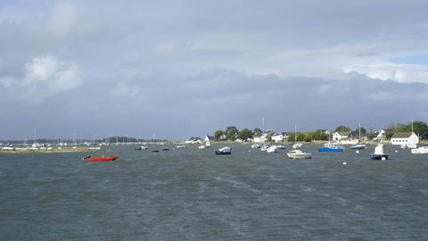 Sur la baie, des paysages de falaises, de côtes rocheuses, de marais et de bocage entremêlés