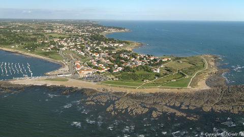 Une péninsule prolongée d’une côte rocheuse orientée sud qui ferme la Baie de Bourgneuf