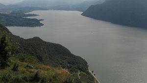 Au nord de la rive orientale, un balcon sur le lac 