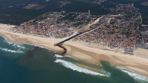 Au sud, des dunes traversées par des courants