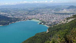 Au nord, la ville : l’agglomération d’Annecy